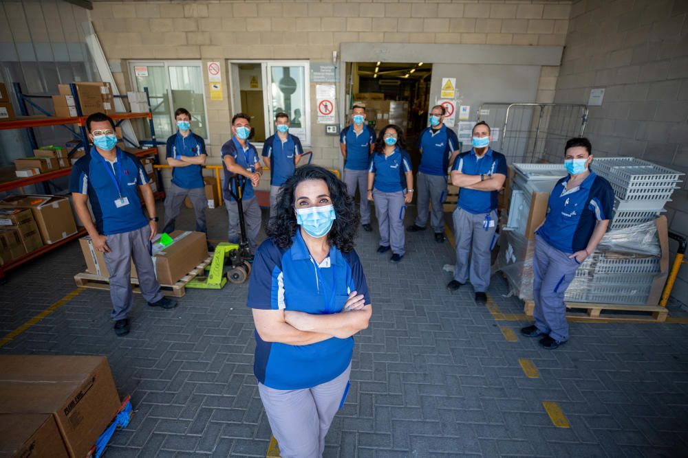 Silvia Dopico, frente al almacén del Área de Salud, con parte de sus compañeros.