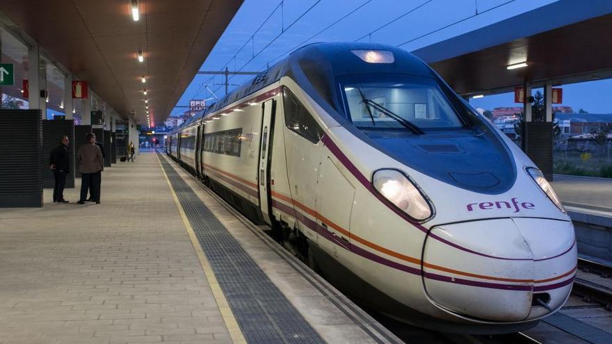 Un tren espera en la estación de Zamora.