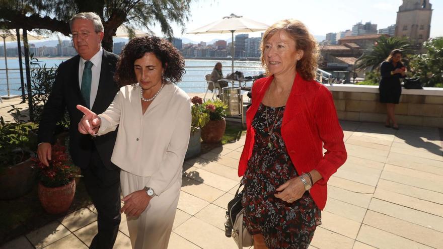 Margarita Delgado, a la derecha, el pasado octubre en Gijón, acompañada por la consejera delegada de Llana Consultores, Pilar Martínez, y el director  general de Caja Rural de Asturias, Antonio Romero. | Luisma Murias