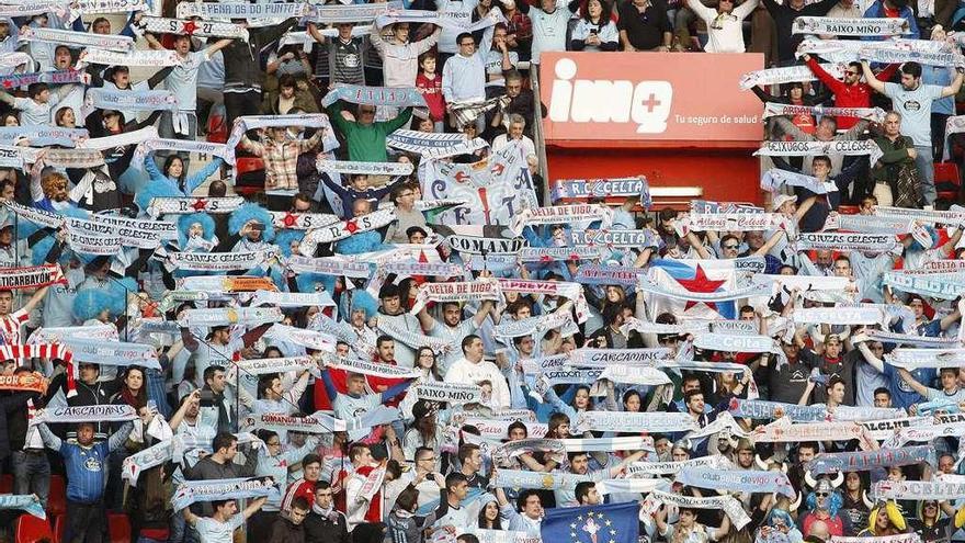 Aficionados del Celta extienden sus bufandas en El Molinón.