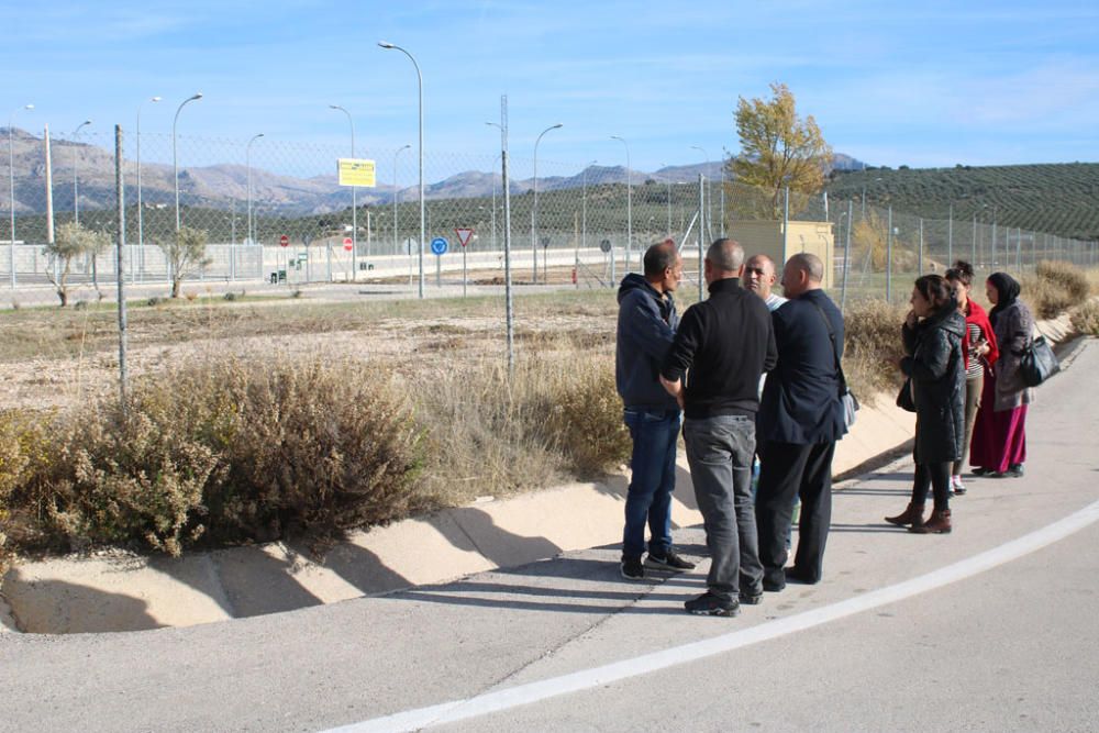 Los familiares de los inmigrantes irregulares internados en el Centro Penitenciario Málaga II, situado en Archidona, se agolpan cada día a las puertas de la prisión