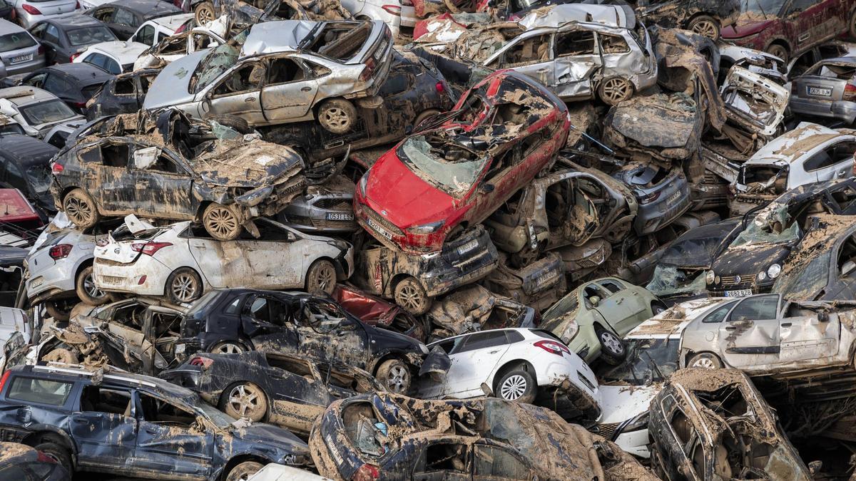 Cementerio de coches en Catarroja a los 50 días de la riada.
