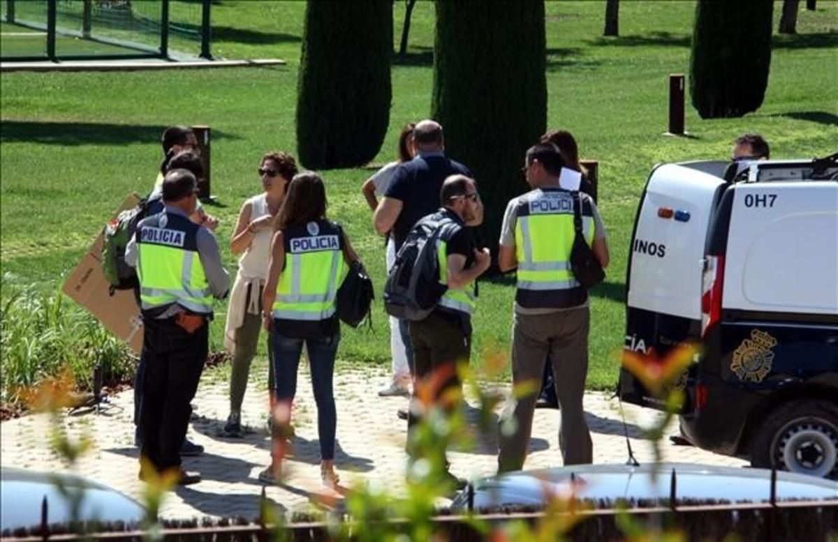 dcaminal38566416 agents de la policia a l arribada a la casa de sandro rosell170523125611