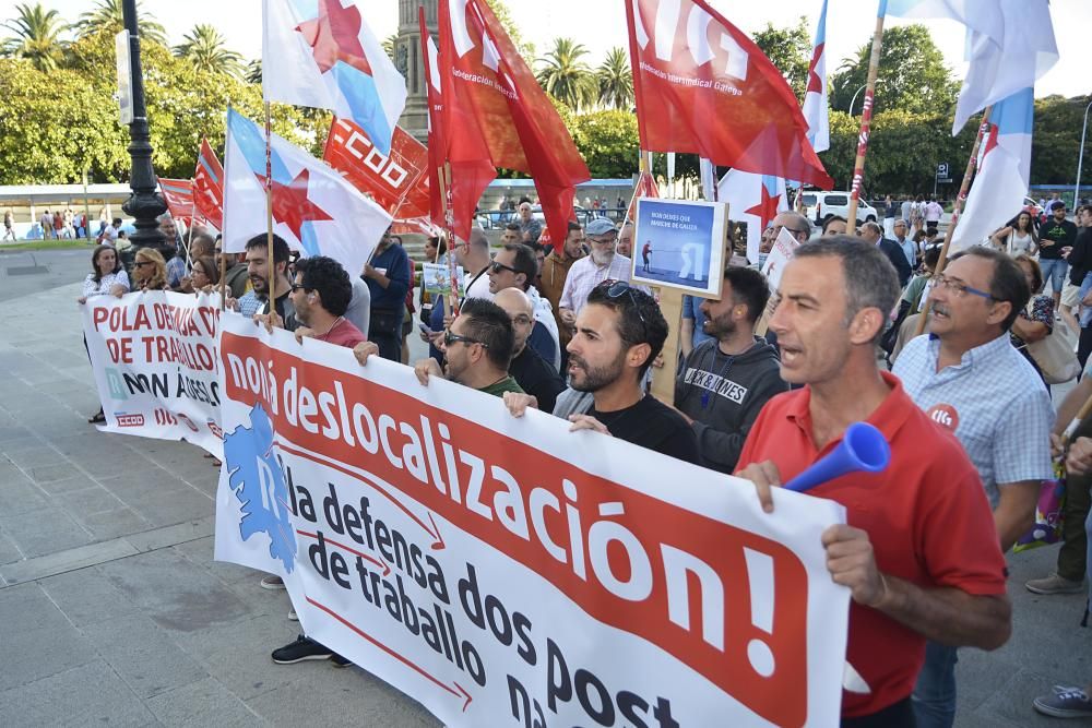 Trabajadores de Comfica,  empresa que presta el servicio de soporte telefónico de R para la provincia de A Coruña, se concentran para protestar contra la deslocalización de los puestos de trabajo.