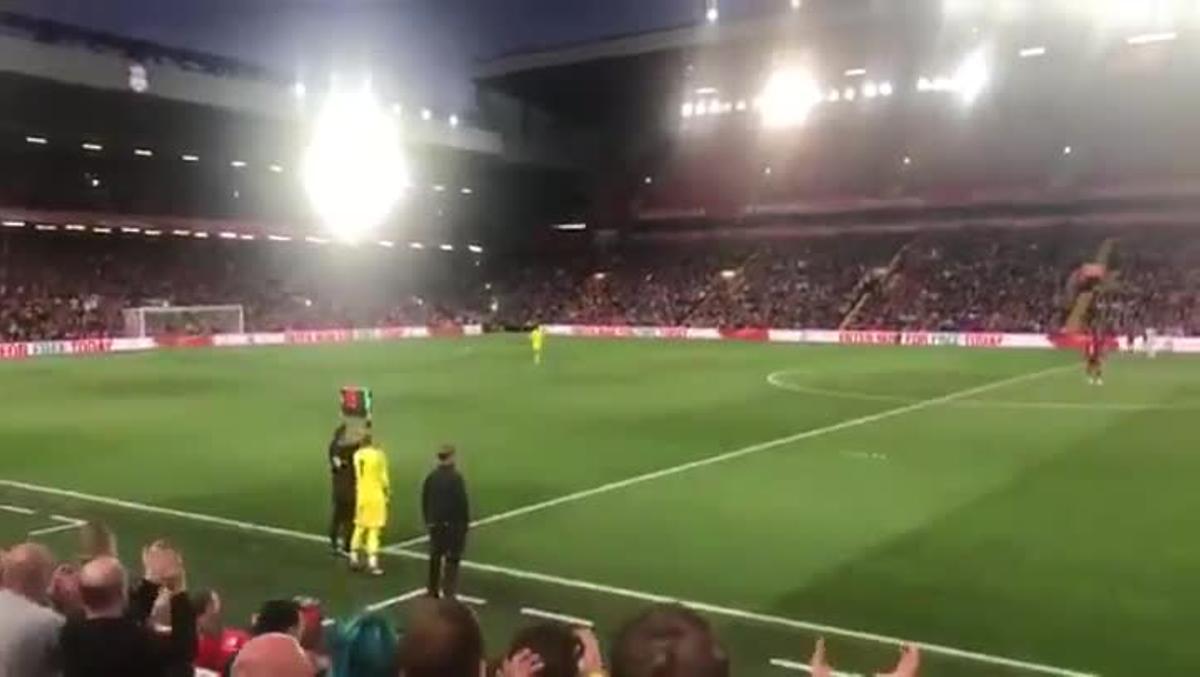 Karius vuelve a Anfield y recibe una cálida ovación