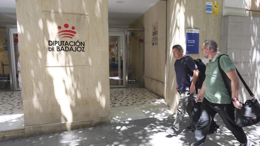 La UCO registra la Diputación de Badajoz y se lleva documentación digital del hermano de Pedro Sánchez