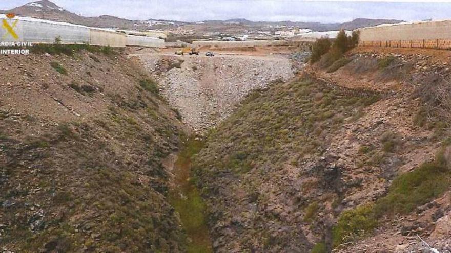 Montaña de escombros con la que se cubrió el barranco .