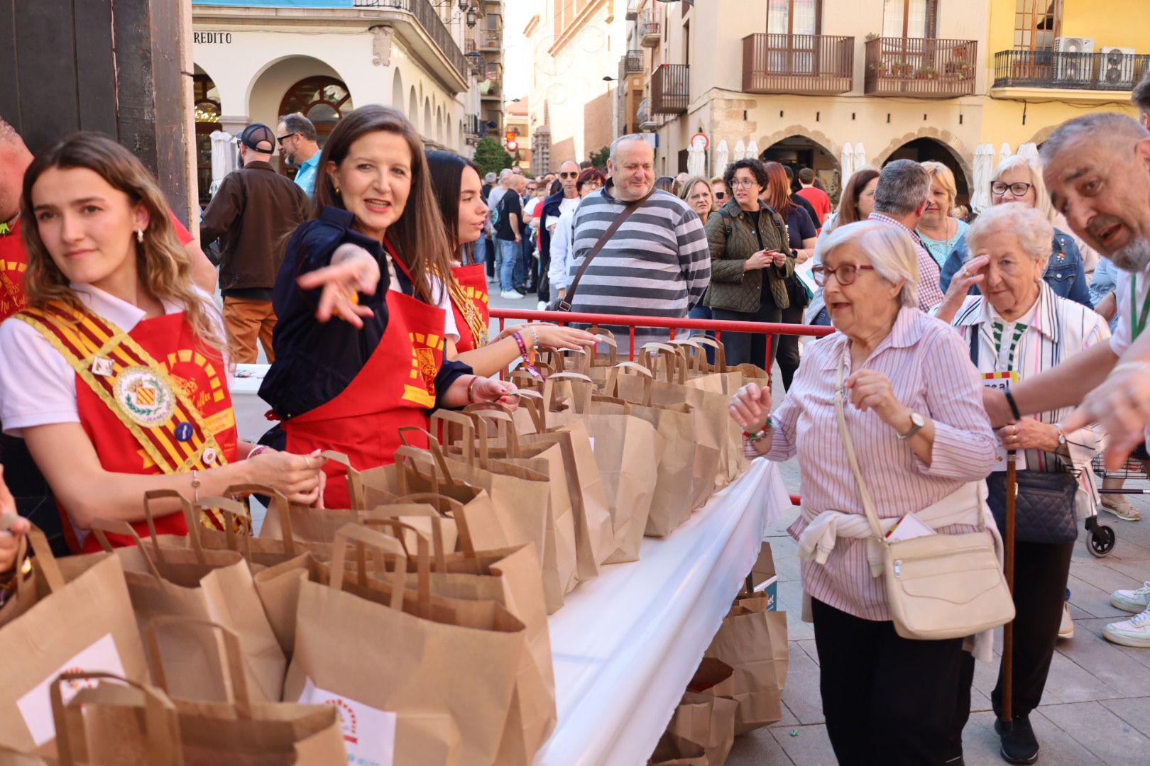 FOTOGALERÍA I Las imágenes de la Nit de la Xulla y del encuentro de elaboración de allioli de las fiestas de Vila-real