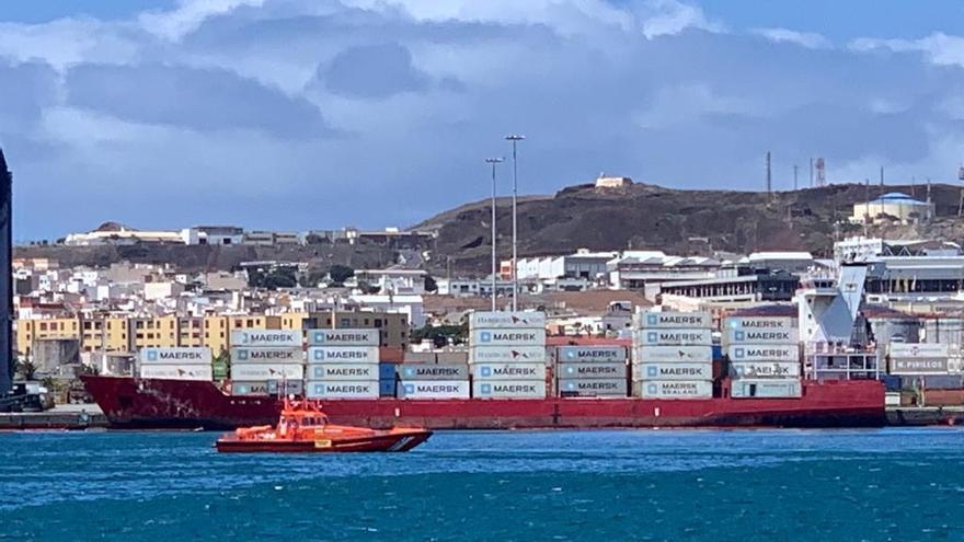 Un portacontenedores provoca un vertido de 2.000 litros de fuel en el Puerto de Las Palmas