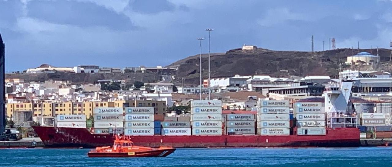 Un portacontenedores provoca un vertido de 2.000 litros de fuel en el Puerto de Las Palmas.