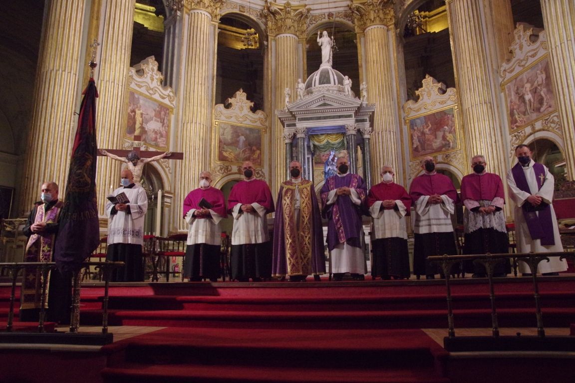 El obispo, junto a los canónigos, en el altar mayor