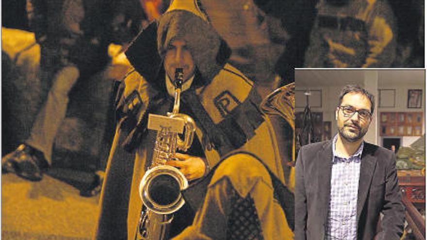En la imagen de fondo, el cuarteto de viento de las Capas en un desfile, y en la imagen de la esquina derecha, Gustavo Tobal