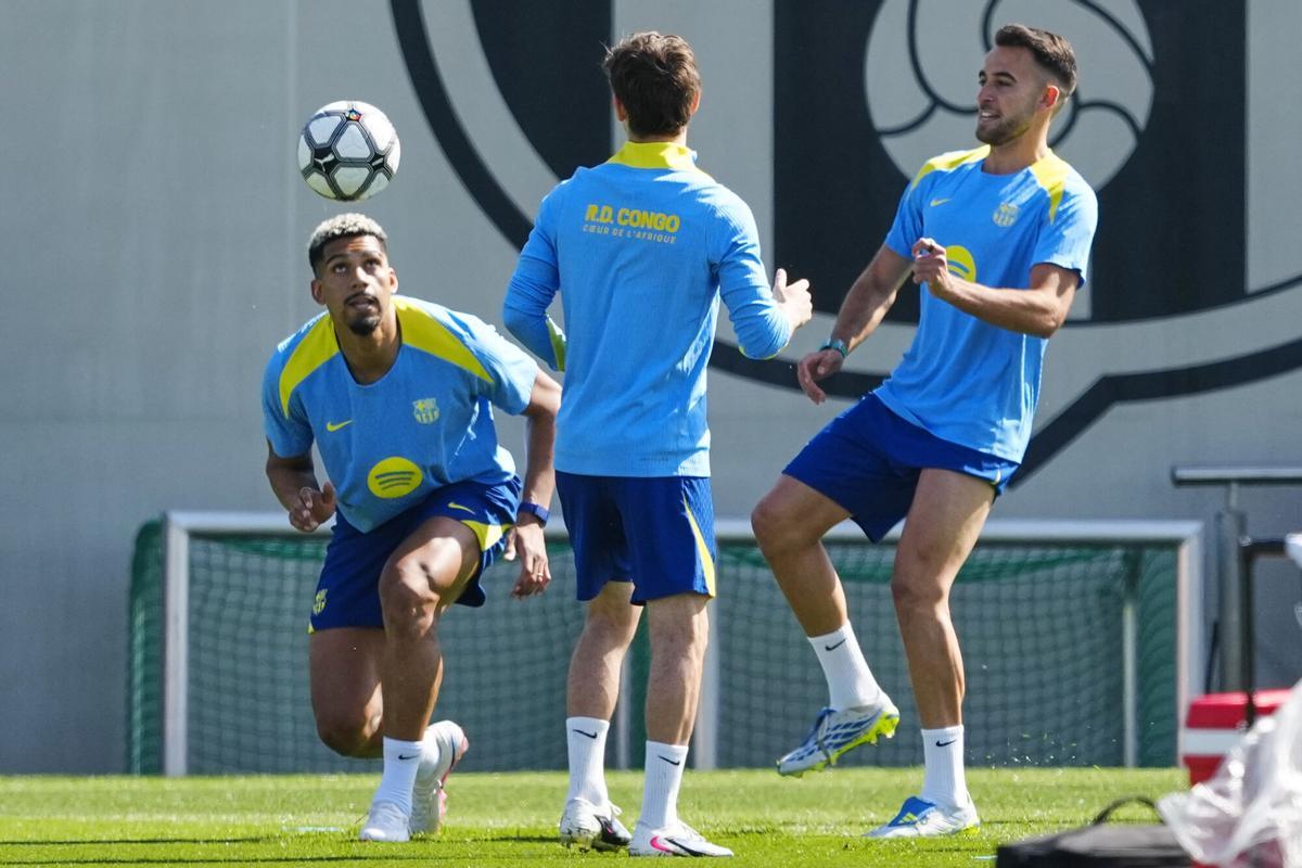 Ronald Araujo, Gavi, de espaldas, y Eric García, en el entrenamiento de la ciudad deportiva del Barça.