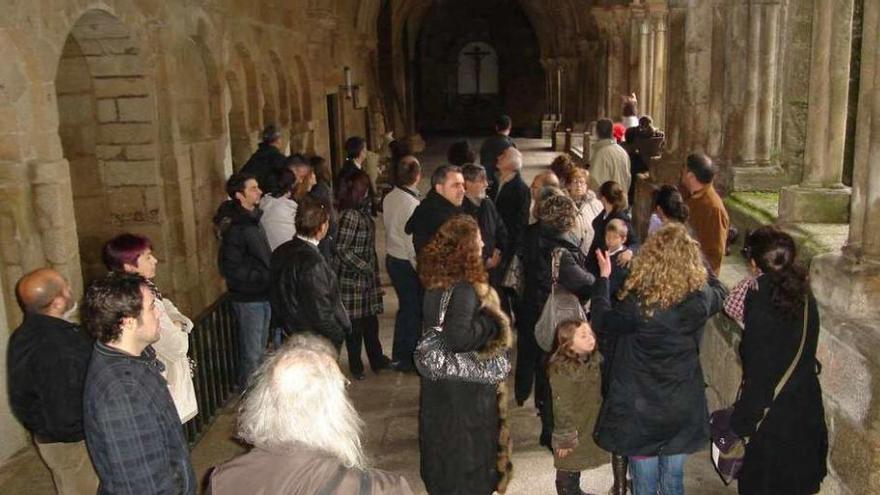 Visita al claustro de la catedral de Tui con la Sala Capitular románica, a la izquierda. // E. G.