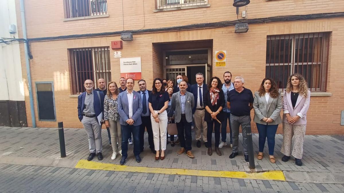 Aitana Mas junto a la corporación municipal de Aldaia en el centro L&#039;Horta Sud