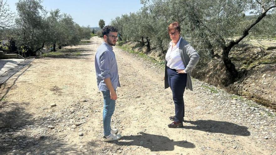 Pedro Romero y Francisca Carmona, en uno de los caminos afectados.
