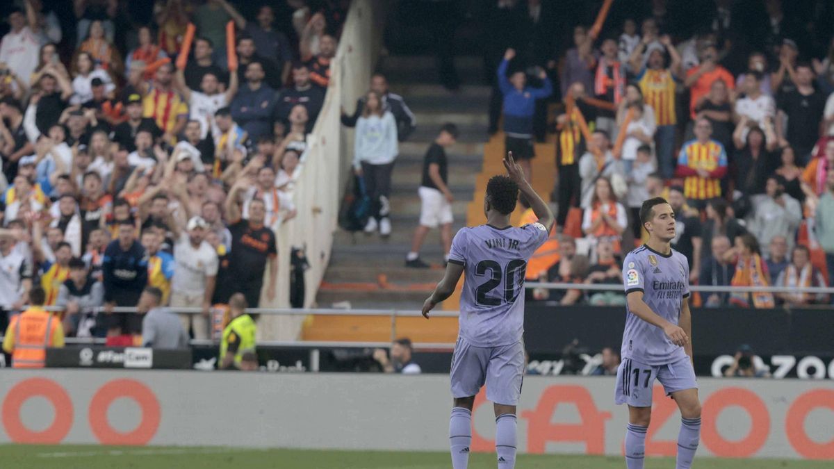 Vinícius en el partido ante el Valencia en Mestalla