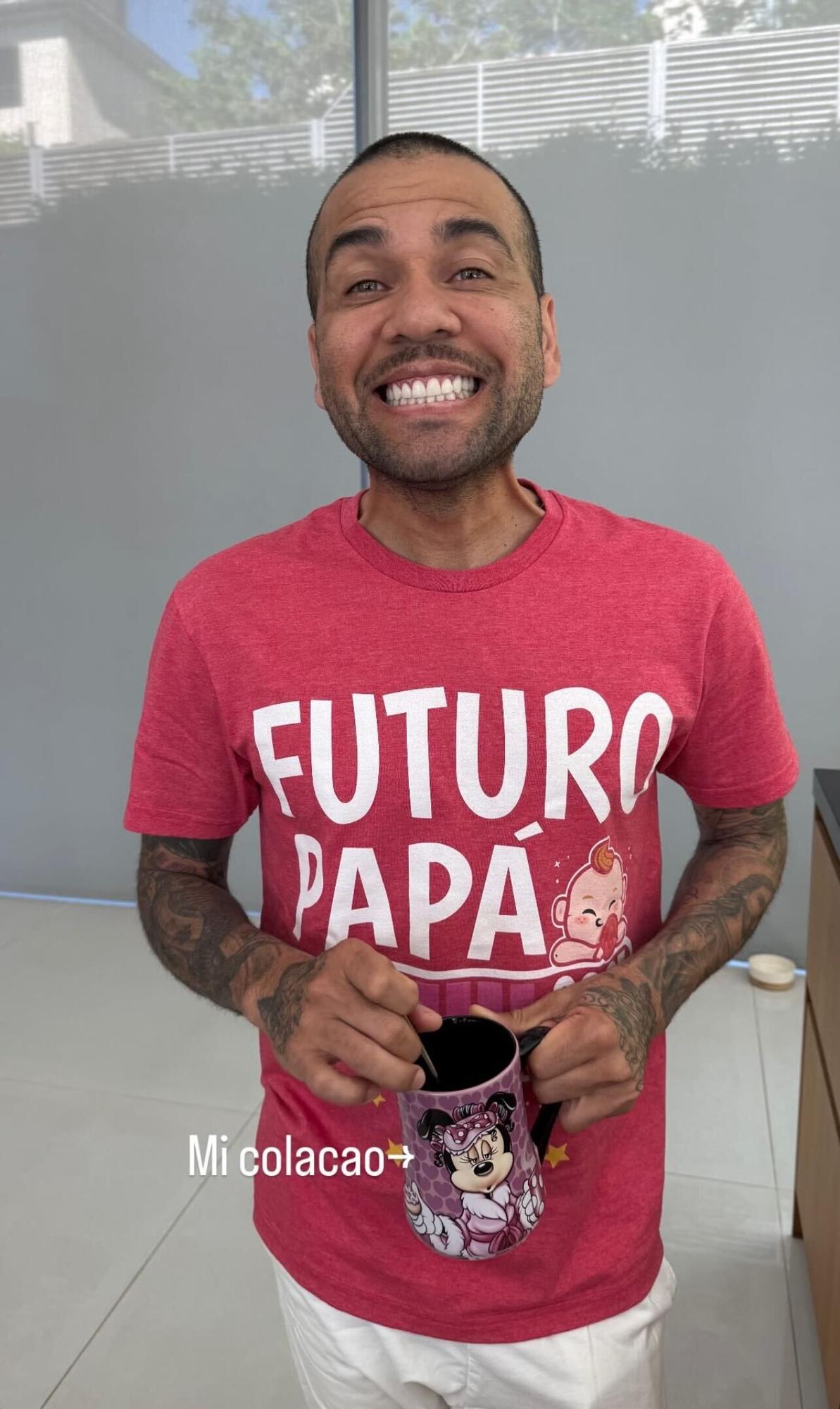 La alegría de Dani Alves presumiendo de camiseta