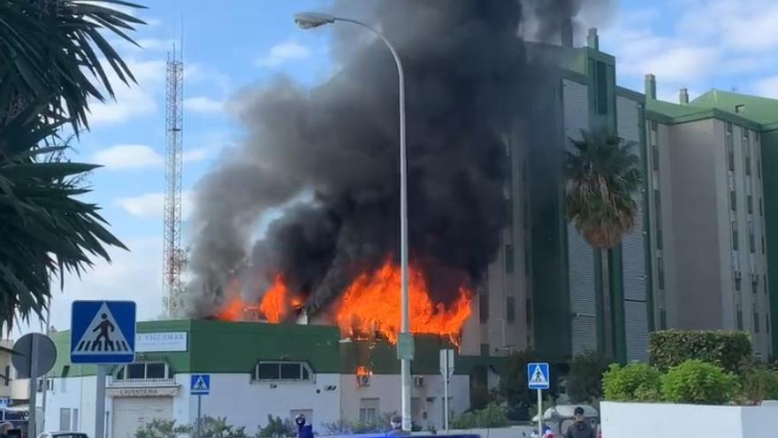 Incendio en un local de Echeverría de El Palo.