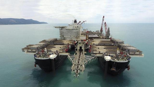 El buque "Pioneering Spirit", en el que trabajan los gallegos. // FdV