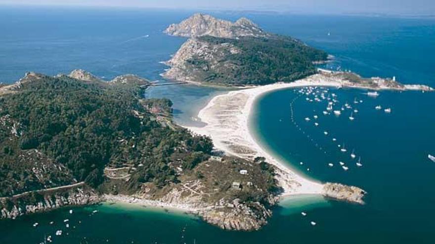 Vista área de las Islas Cíes, declaradas, junto a Ons, Sálvora y Cortegada, Parque Nacional Illas Atlánticas el 1 de julio     de 2002.  // Alfonso Lubián