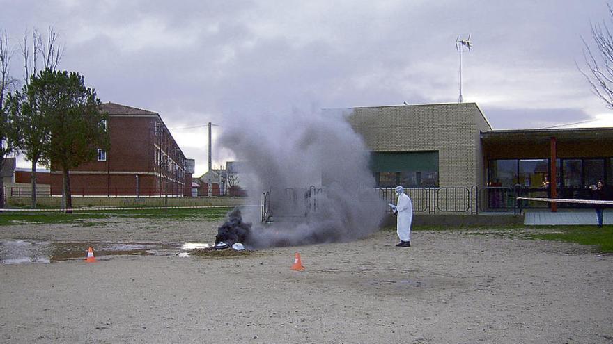Momento de la explosión del artefacto colocado en el patio del centro escolar.