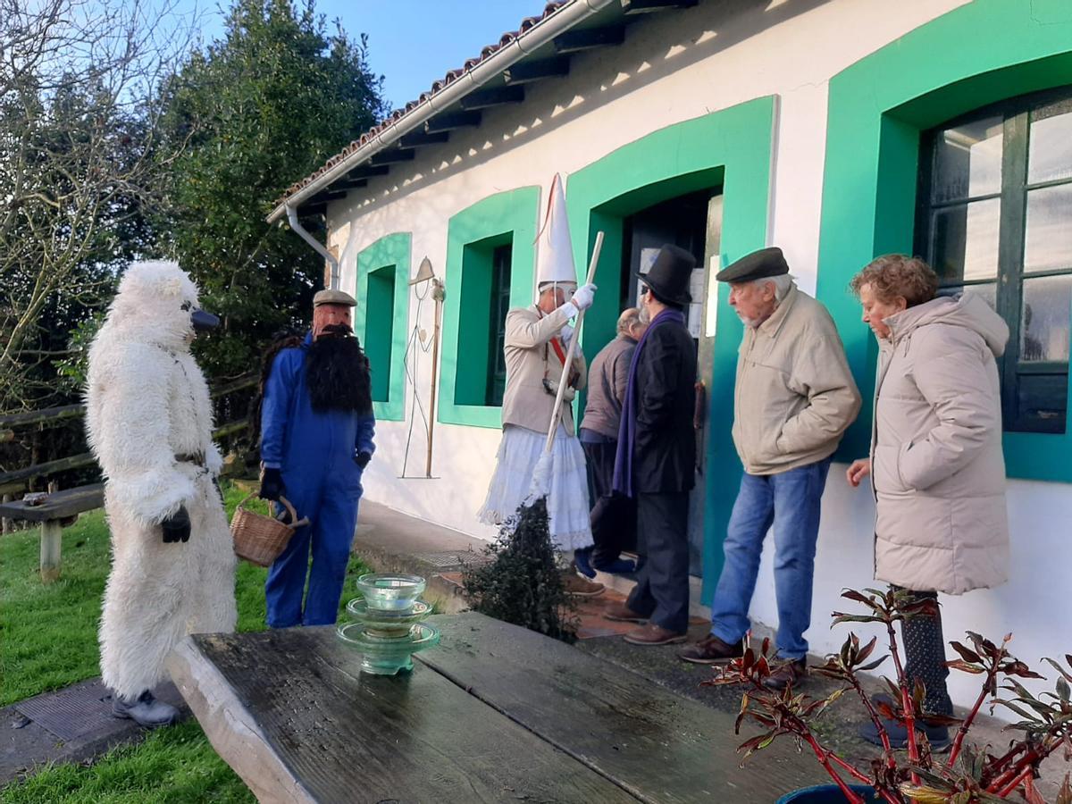 Los Aguilandeiros de San Xuan de Villapañada recorren los pueblos de Grado entre ceniza y bailes