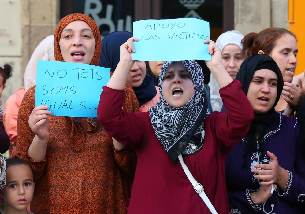 La comunitat musulmana de Ripoll torna a concentrar-se a les portes de l''Ajuntament per segon dia consecutiu
