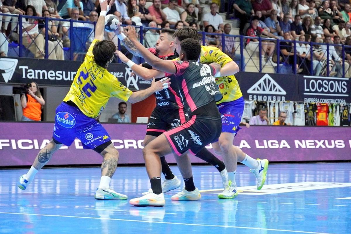 Una pugna por el balón.