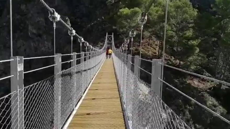 Se inaugura el puente colgante de El Saltillo, en Canillas del Aceituno