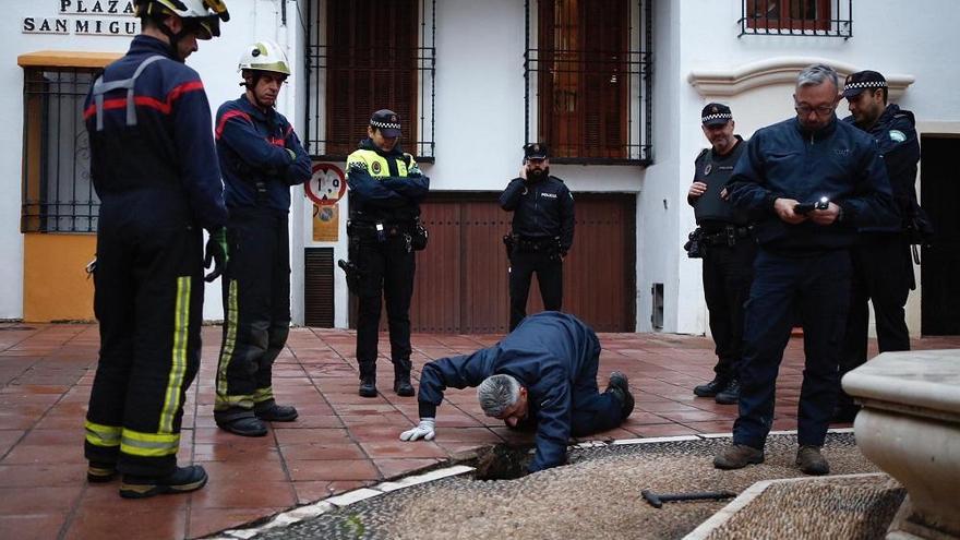 El socavón en la plaza de San Miguel, provocado por un problema en un colector de Emacsa