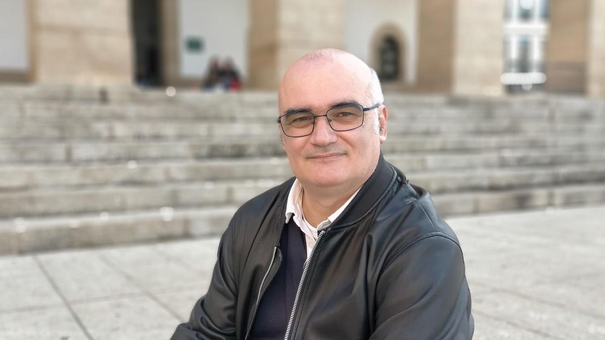 Óscar Pérez, candidato por Cáceres de Una Extremadura Digna, posa en la plaza Mayor.