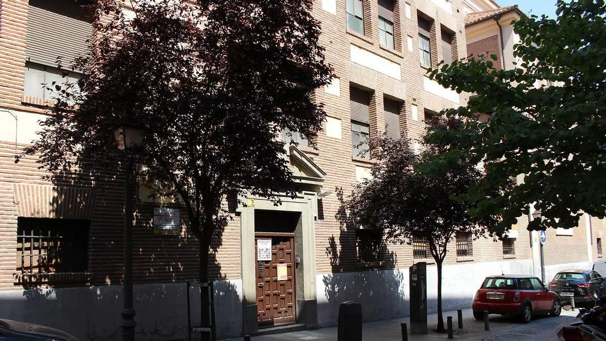 El colegio guarda silencio mientras la jueza abre diligencias contra el profesor acusado de abusar de menores en Madrid: "Si ya está en la cárcel, pues ya está"