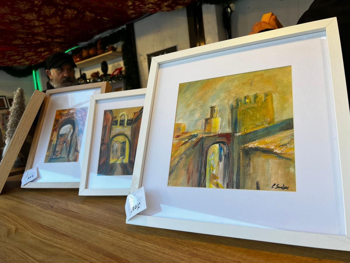 Obras de Cándido a la venta en el mercadillo.