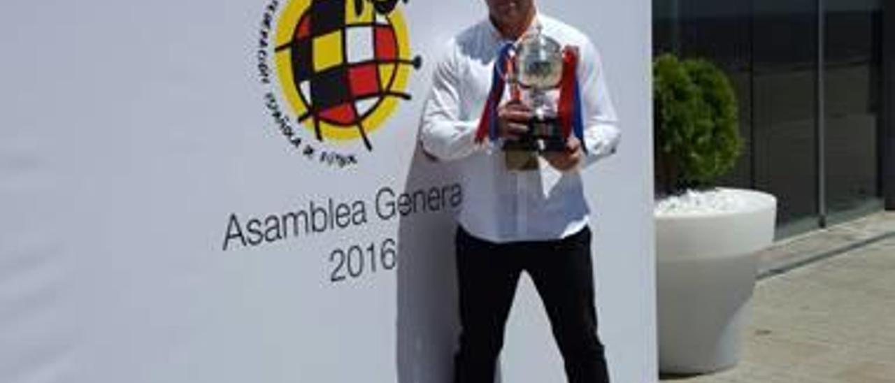 El Saguntino recibe de manos de Villar el trofeo de campeón de Tercera División