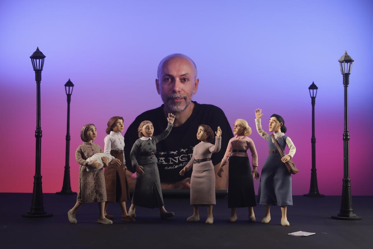 Vicente Mallols, director de Pangur Animation, junto a algunos de sus personajes.