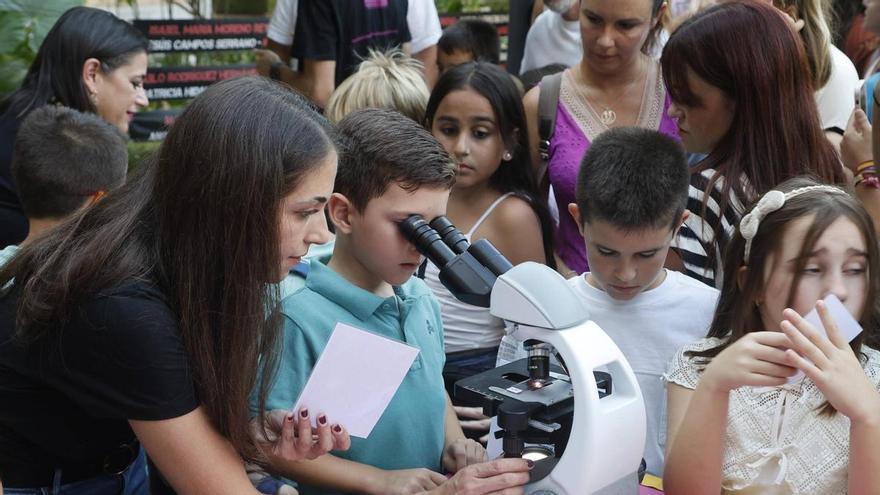Del laboratorio a los jardines del Rectorado: la Feria de los Ingenios lleva la ciencia a los más pequeños