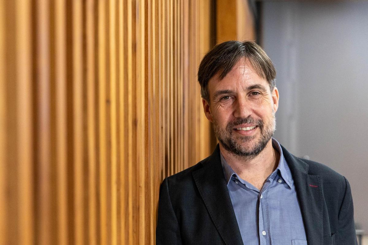 El médico Enrique de Madaria tras presentar la Carrera de las Ciudades contra el Cáncer de Páncreas del día 23 en Alicante.