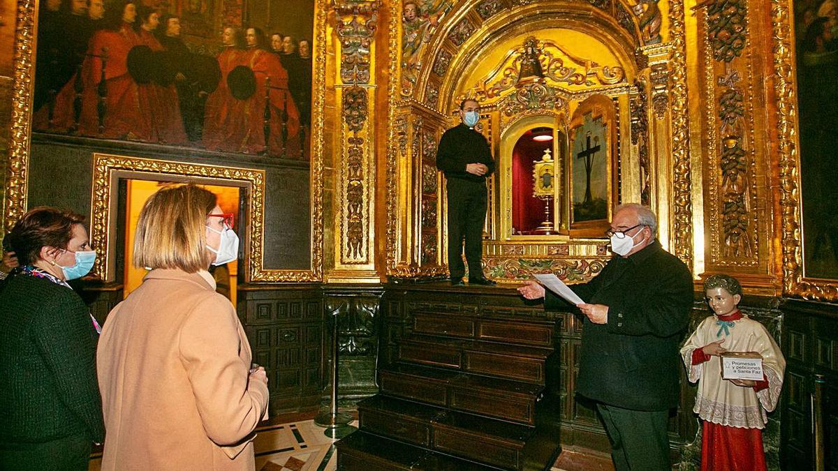 Ensayo de la apertura del camarín por las concejalas síndicas y el rector del santuario. | RAFA ARJONES