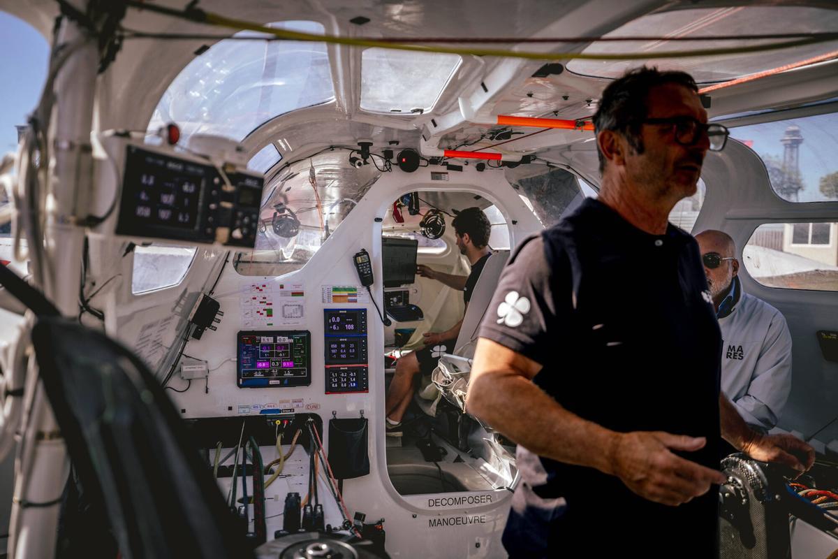 El director del equipo, Yves Blévec, en el casco central del trimarán Actual Ultim 4, en la Marina Port Vell de Barcelona.