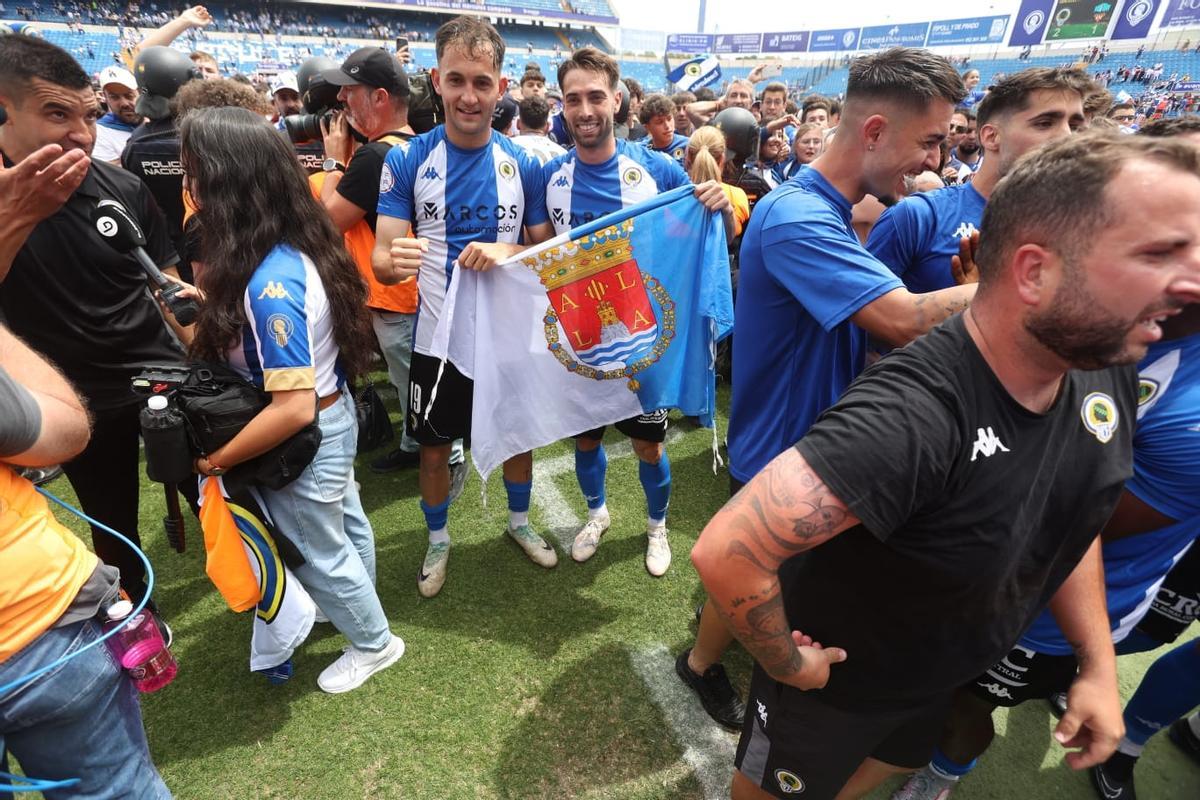 Los jugadores celebrando en el ascenso en el campo