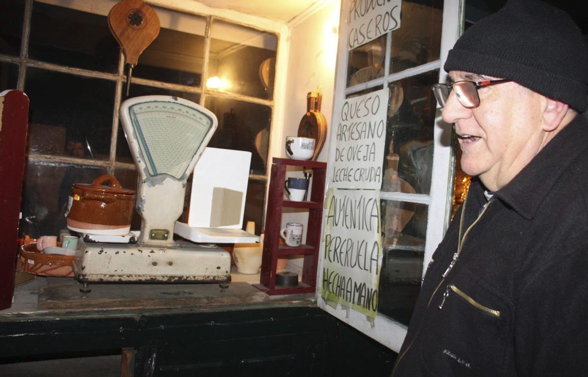 El tendero junto a la balanza y otros objetos antiguos del histórico comercio.  | ARACELI SAAVEDRA