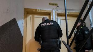 Imagen de un servicio en que la Policía local de Santa Coloma evita una ocupación.