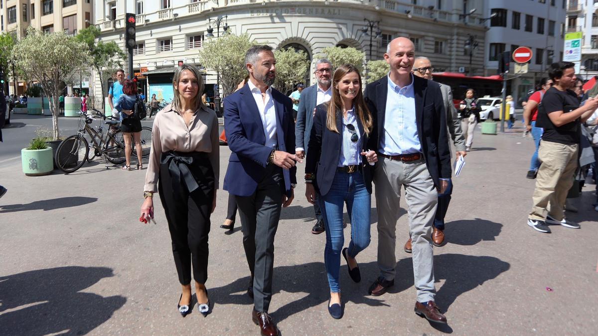 Cecilia Herrera, la segunda por la derecha, junto a sus compañeros de Vox.