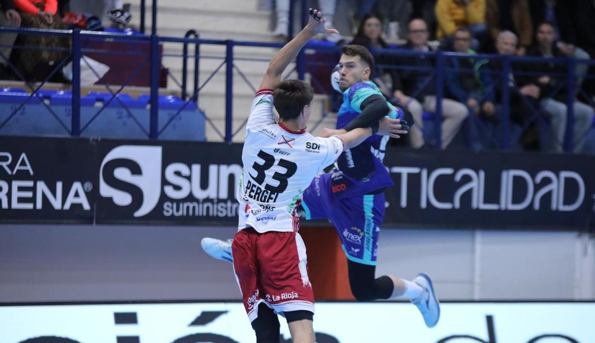 David Estepa realiza un lanzamiento a portería.