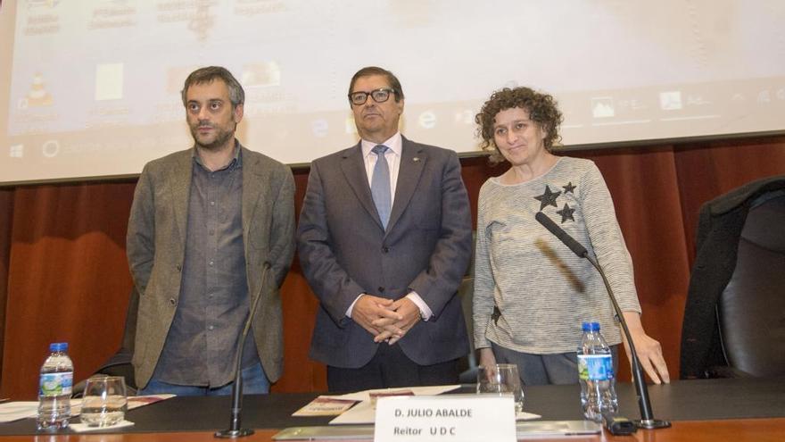 El alcalde Xulio Ferreiro, el rector Xulio Abalde y la vicepresidenta de la Diputación Goretti Sanmartín durante la inauguración de las  Jornadas Memoria y Democracia.