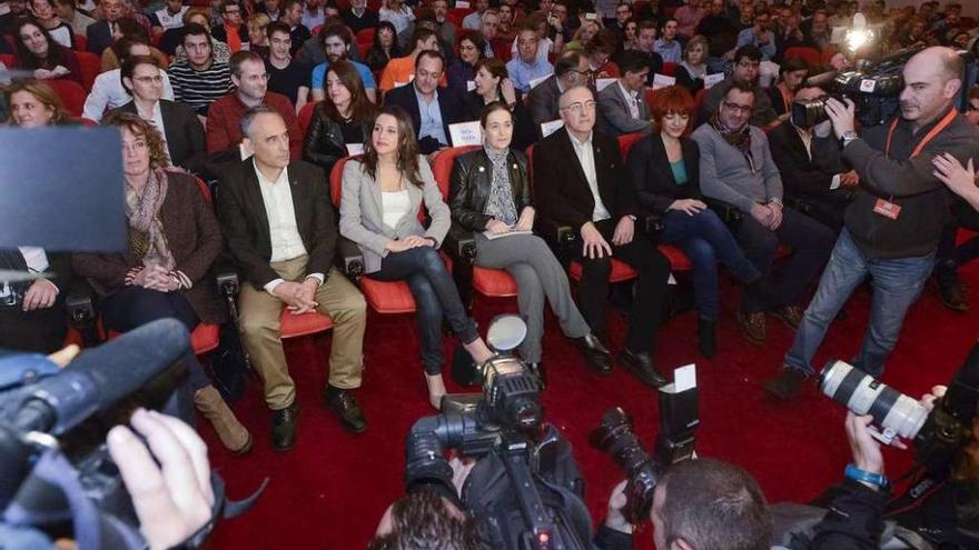 Rodríguez, segundo por la izquierda en primera fila, en el mitin de diciembre en A Coruña. // 13Fotos