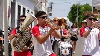 Siete charangas llenan las calles y bares de Villanueva del Duque de música y diversión