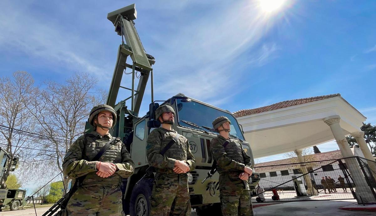 Soldados de Regimiento de Artillería Antiaérea 71 de Madrid con uno de sus radares