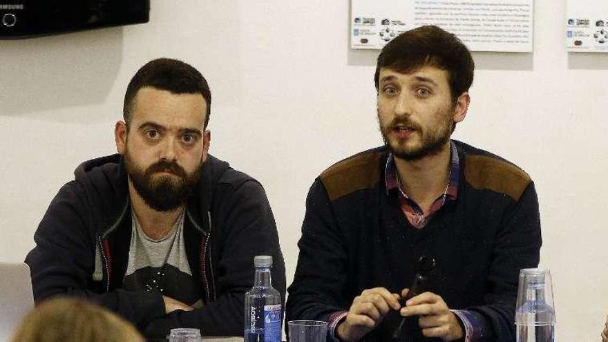 Adrián Irago y Felipe Carnotto, ayer en la sala viguesa. // Ricardo Grobas